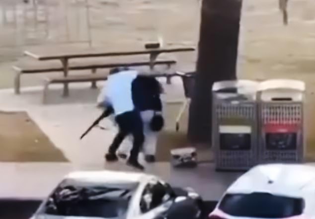 El héroe de Bondi es visto en nuevas y lujosas excavaciones por primera vez desde que recibió 2,5 millones de dólares por su impresionante valentía: fue dado de alta del hospital y rompió su silencio en una entrevista televisiva internacional.