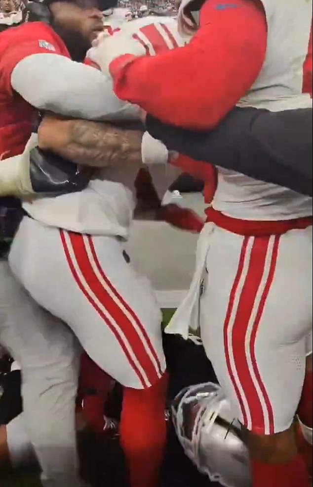 La estrella de los New York Giants intenta pisotear la cabeza de un hombre de Los Vegas Raiders en una pelea sorprendente