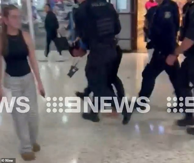 Los compradores de Westfield Mt Druitt son acusados de correr con un cuchillo en un centro comercial