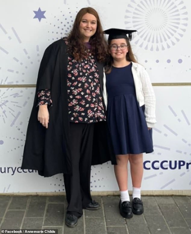 Un niño muere después de cinco heridos en un incendio en una casa navideña: continúa la investigación sobre la causa del incendio