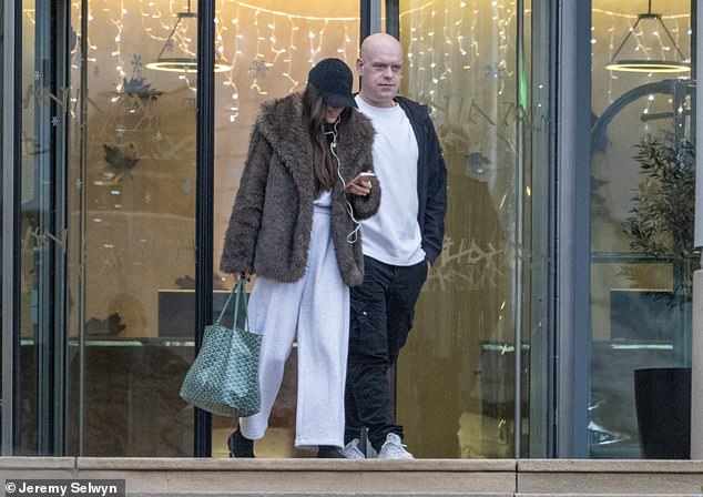 Michael van Gerwen sale de su hotel Ally Pally con una nueva morena misteriosa, después de que la ex esposa de la estrella de los dardos hablara sobre el “error” de quedar embarazada de su nuevo amante mientras aún estaban casados.