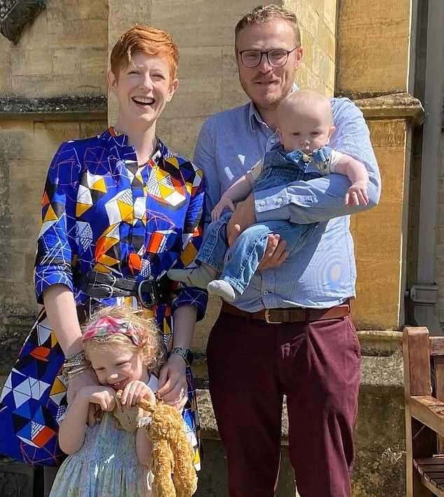 Imagen: Una madre y sus dos hijos que murieron en un incendio en el Boxing Day, y su padre, oficial de policía, que intentó trepar por una ventana para salvarlos, pero las llamas eran demasiado intensas.