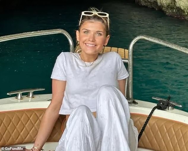 Una querida chica de una hermandad de mujeres, de 21 años, cuya madre, una ejecutiva de General Electric, murió en un horrible accidente en Nochebuena en la mansión familiar de 4 millones de dólares.