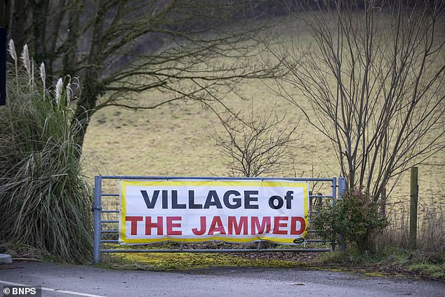 El “pueblo de los atascados” se enfrenta a un “nuevo infierno” debido a otros 12 meses de obras viales para reparar la carretera dañada, a la que se culpa por la controvertida decisión de desviar los vehículos pesados por sus estrechas carreteras.