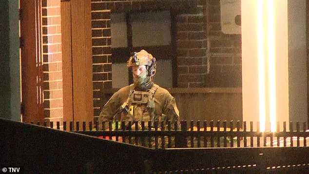 Un acontecimiento explosivo se produce cuando la policía fuertemente armada allana una casa en Fairfield West y arresta a un hombre acusado de planear un tiroteo.