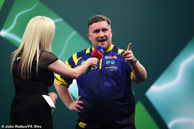 Luke Littler se vuelve contra los fanáticos de Ally Pally después de ser abucheado: la estrella de dardos de 18 años sobrevive al susto para llegar a los octavos de final, luego se burla de los fanáticos con chistes sobre el premio en metálico