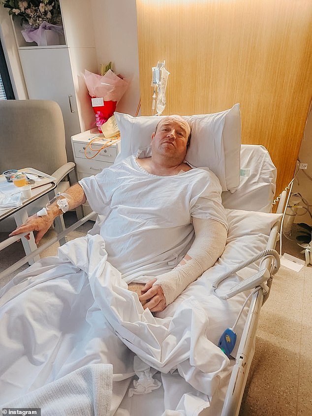 El héroe de Bondi Beach, Ahmed Al-Ahmed, regresa al hospital días después de haber sido dado de alta