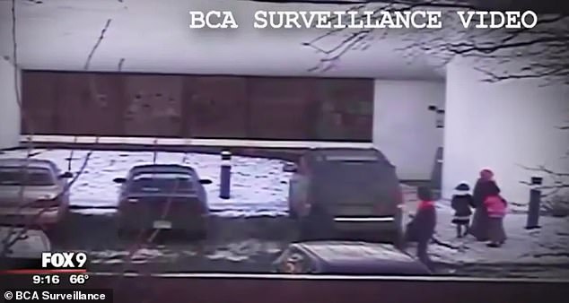 El video que descubre el escándalo de “trampas” en las guarderías de Minnesota muestra a padres que fingen dejar a sus hijos antes de irse minutos después.