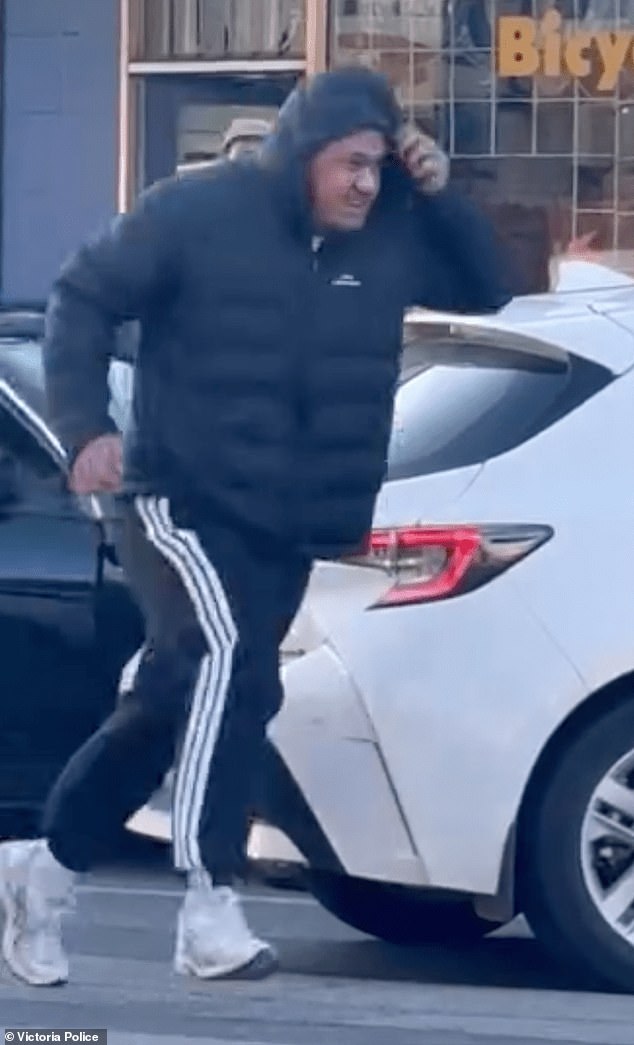 Un buen samaritano armado con un palo de golf se enfrenta a un presunto ladrón que intenta robar el Mercedes de una mujer en Melbourne