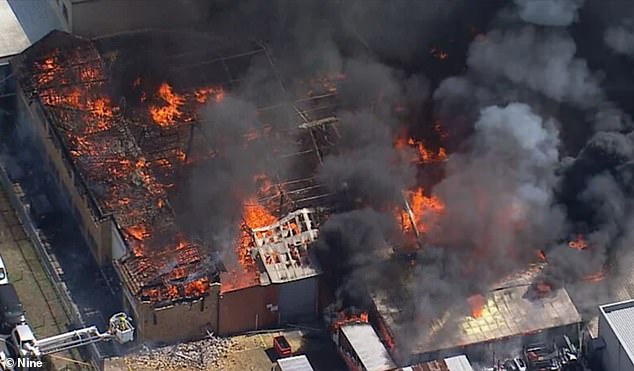 Un gran incendio en una fábrica en Greenacre, Sydney, lanzó un espeso humo negro al aire.