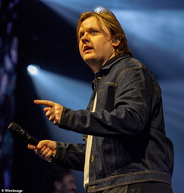 A Lewis Capaldi se le ha ordenado derribar la valla “demasiado alta” que rodea su mansión de Glasgow de 1,6 millones de libras esterlinas.