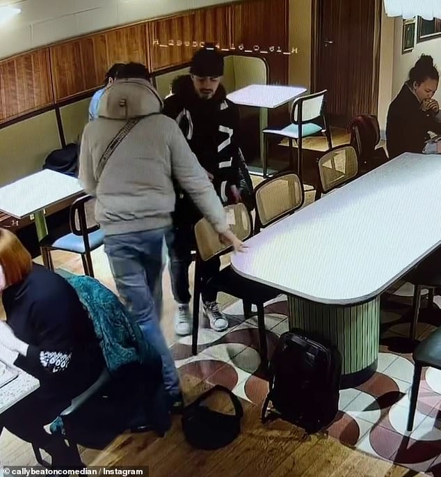 El momento en que unos ladrones descarados robaron el bolso de la comediante de debajo de su asiento en un restaurante de Londres