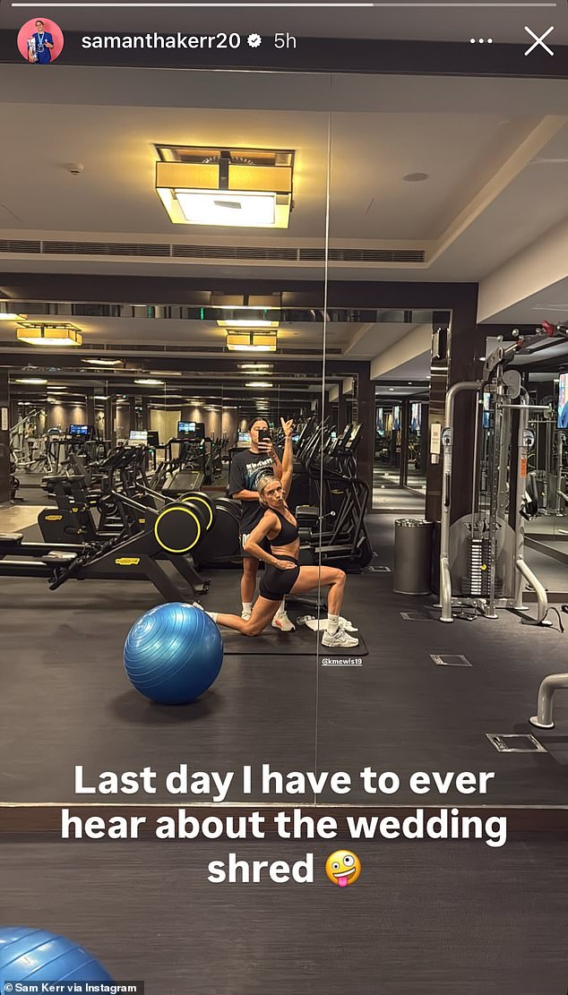 Sam Kerr y Kristie Mewis brillan en la recepción con bebidas mientras la pareja se prepara para casarse en su boda de Nochevieja.