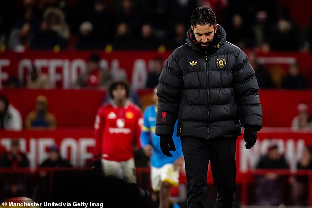 Cómo el caótico calentamiento del Man United sugirió confusión entre las estrellas por la vacilación táctica de Ruben Amorim, escribe NATHAN SALT – y seguirán dando vueltas a menos que solucionen un problema clave