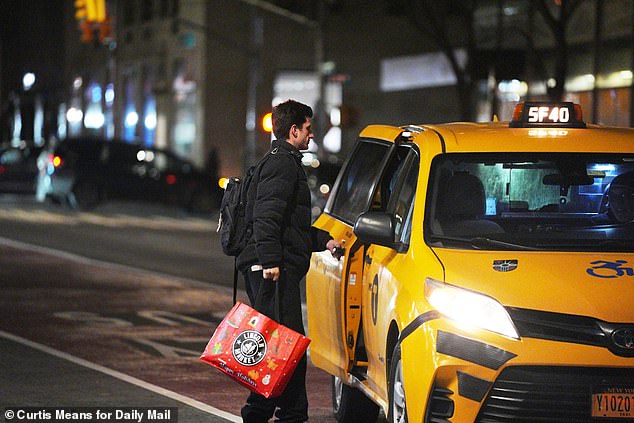 Jack Schlossberg, desconsolado, es visto afuera de la casa de su hermana Tatiana después de su trágica muerte.