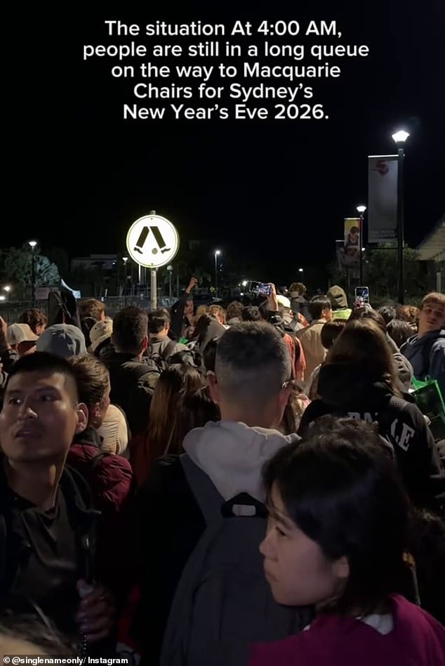 El frenesí de la víspera de Año Nuevo comenzó cuando grandes multitudes se reunieron para ir a los lugares para ver los icónicos fuegos artificiales de Sydney, y algunos hicieron cola desde las 4 de la mañana para conseguir un asiento en primera fila.