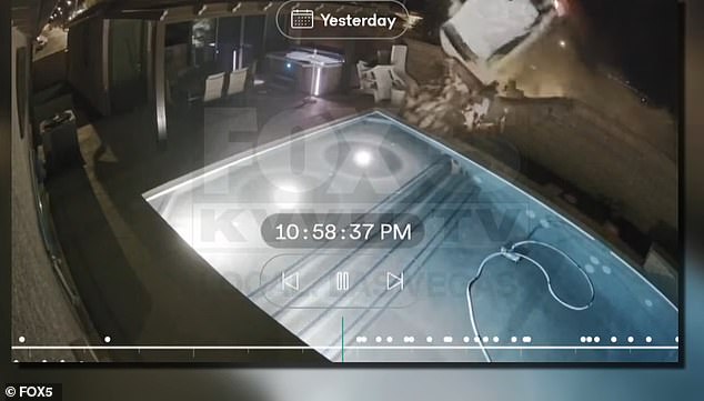 En el aterrador momento, el automóvil salió disparado y su conductor cayó a una piscina cercana.