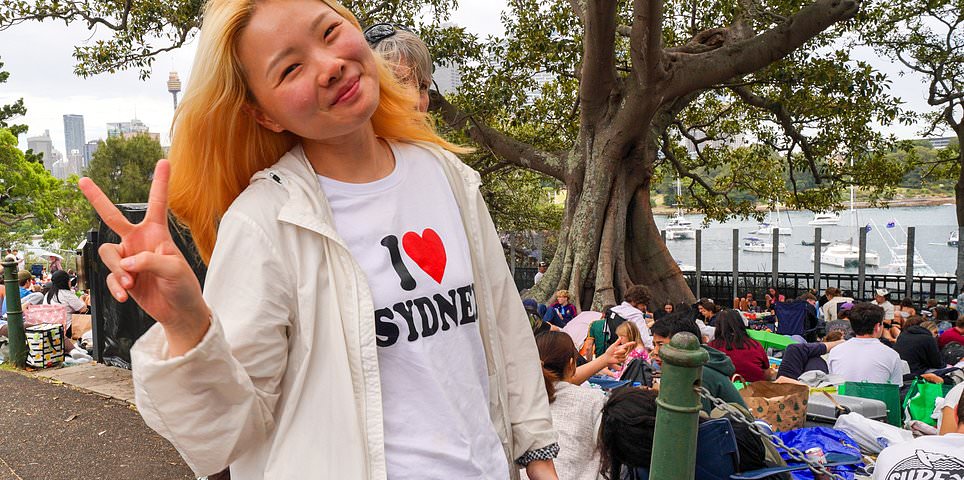 ACTUALIZACIONES EN VIVO DE NOCHEVIEJA EN AUSTRALIA: Mientras más de un millón de juerguistas acuden en masa al puerto de Sydney para ver el icónico espectáculo de fuegos artificiales (algunos acampan durante la noche para asegurarse lugares privilegiados), las autoridades emiten una advertencia inesperada.