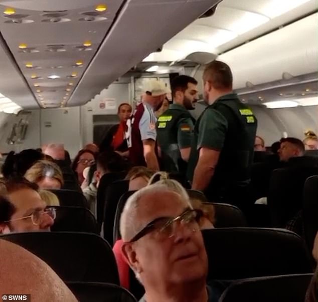 Un fan del Aston Villa fue expulsado del vuelo de EasyJet por la policía española después de “beber latas de Stella y gritar sobre Birmingham”; sus compañeros de viaje aplaudieron y corearon “tu equipo de mierda”.