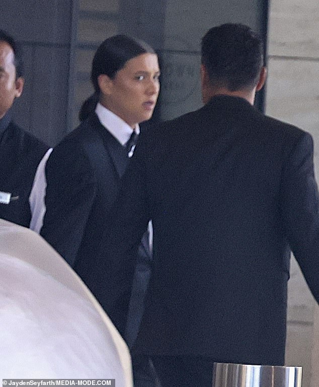 Sam Kerr y Kristie Mewis celebran la boda del año en el deporte australiano mientras las estrellas de Matilda deslumbran con trajes completamente negros