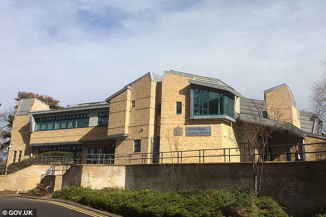 Handyman encarcelado durante tres años después de una redada de £ 100 mil en los ahorros de una anciana mientras yacía inconsciente en el hospital