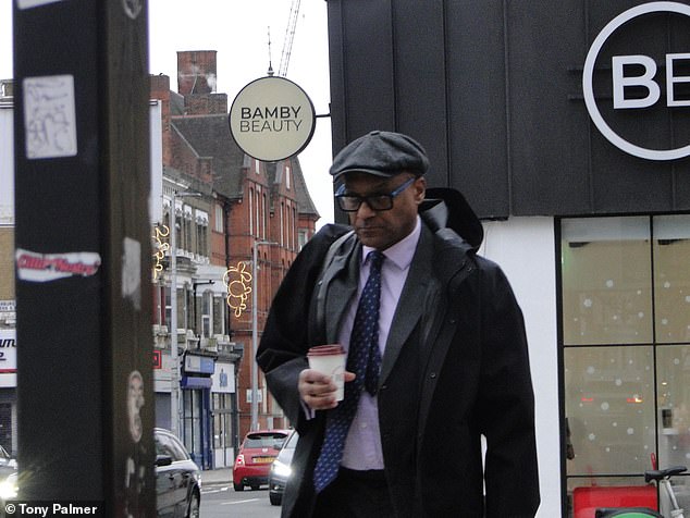 El infierno de los acosadores de las estrellas de EastEnders y James Bond: el actor que evitó la prohibición de conducir debido a una desgarradora enfermedad familiar es ‘gradualmente acosado’ por fanáticos y teme que aparezcan en su casa de £ 1,2 millones