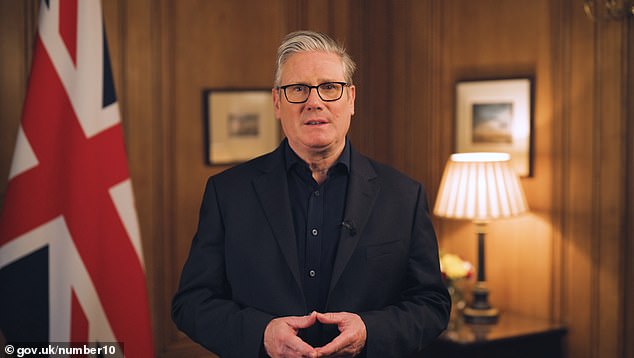 Keir Starmer admitió en su mensaje de Año Nuevo que la vida es “todavía más difícil de lo necesario” para muchos en Gran Bretaña, pero prometió que “las cosas mejorarán cada vez más” en 2026 mientras lucha por cambiar la Premiership.