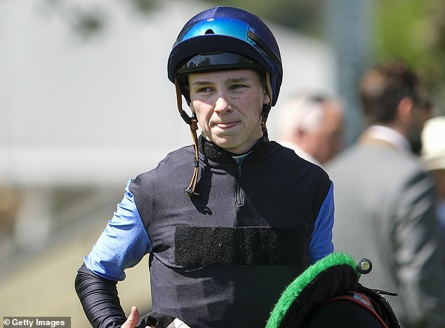 El jockey adolescente Billy Loughnane rompe el récord de más victorias en este siglo con su triunfo número 222 en 2025.