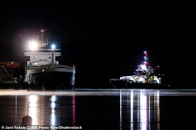 La policía finlandesa incauta un barco sospechoso de dañar un cable submarino de telecomunicaciones en el Mar Báltico