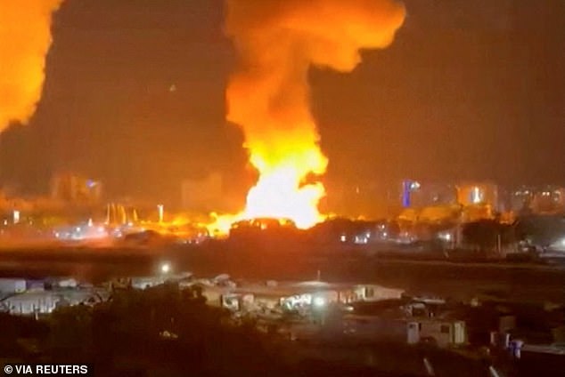 105197853-15431385-An_explosion_rocks_Caracas_in_the_early_hours_of_Saturday_mornin-a-3_1767468415590.jpg