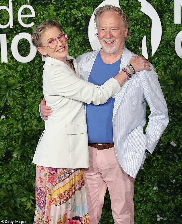 La estrella del Ala Oeste, Timothy Busfield, se entrega a la policía de Nuevo México acusado de abuso de menores y dice que las acusaciones en su contra son “mentiras”.