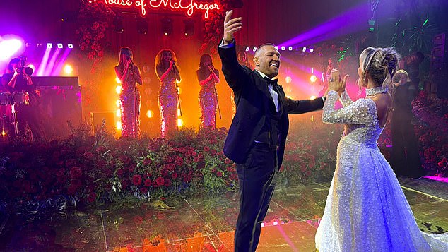 Conor McGregor revela que sintió una “intensa necesidad de casarse” después de despertarse de drogas alucinógenas y finalmente se casó con Dee Devlin después de 16 años juntos: una afirmación de numerología extraña.