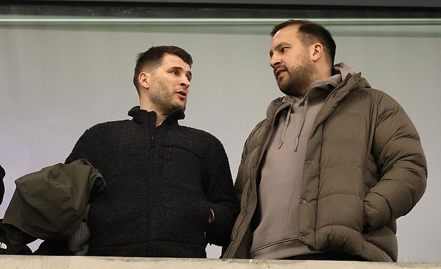 Siguiendo el partido con entradas agotadas desde la grada con Richard Wigglesworth: el seleccionador de Inglaterra desvela en qué se fija, por qué el lenguaje corporal es clave, las tendencias que sigue… y por qué el pádel aparece en el grupo de WhatsApp de entrenadores de la Rosa Roja