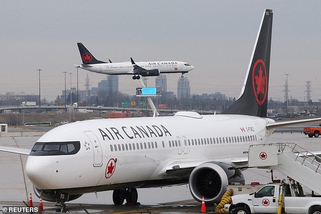 Pánico cuando el avión de Air Canada comienza a rodar hacia la pista con el encargado del equipaje atrapado en su bodega de carga