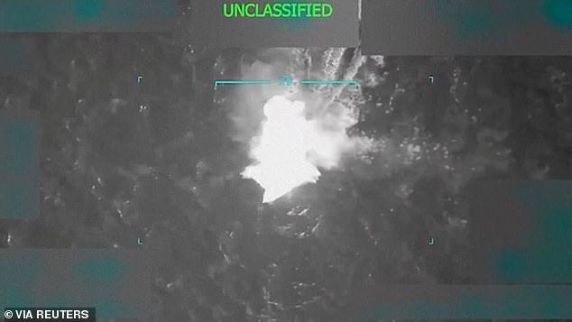 El Pentágono ‘utilizó un avión camuflado ultrasecreto’ para atacar un barco narco… pero parece que Estados Unidos pudo haber cometido un ‘crimen de guerra’, afirma el general de división retirado