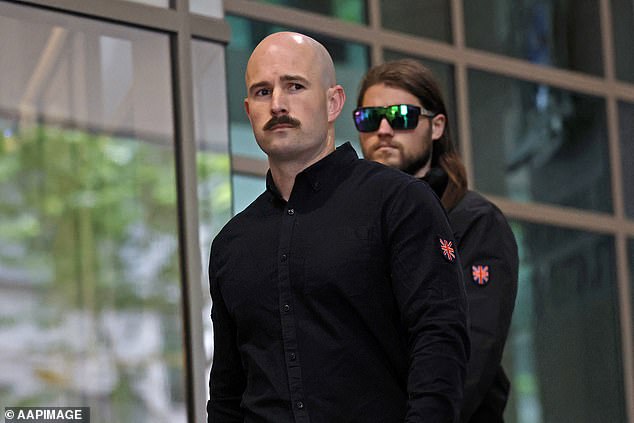 Líder neonazi deshonrado disuelve grupo en un discurso inusual sobre el estado de la política en Australia