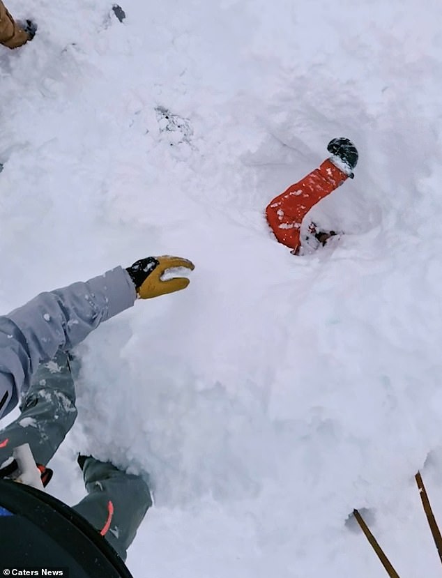 Momento asombroso Un esquiador saca un brazo de la nieve profunda y excava frenéticamente en la nieve para rescatar a la víctima de una avalancha en Suiza