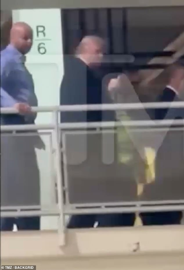 Trump gritó ‘vete a la mierda’ y le mostró el dedo medio al que interrumpía al ‘pedópata’