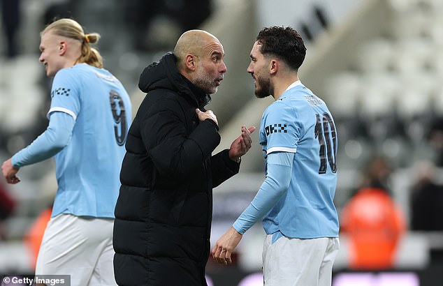 Rayan Cherki participó en una animada charla con Pep Guardiola tras sellar la victoria del Manchester City sobre el Newcastle