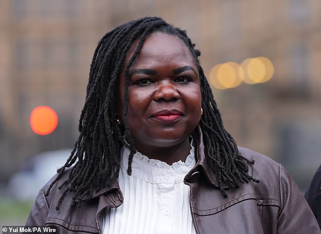 Enfermera suspendida por el NHS por llamar ‘Señor’ a un paciente pedófilo transgénero regresa hoy al trabajo en el hospital