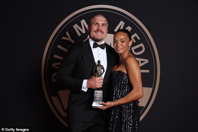 La estrella del fútbol australiano Angus Crichton sorprende a sus aficionados recurriendo a un código competitivo