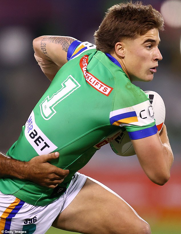 La estrella del fútbol descubre su destino después de causar daños por valor de 5.000 dólares en un extraño incidente cuando chocó por error contra una máquina tragamonedas de un pub.