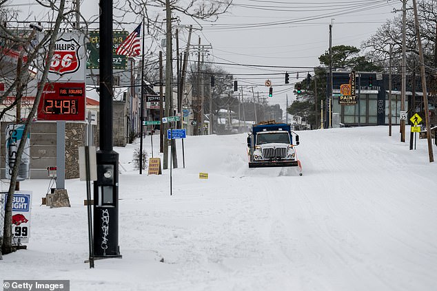 La histórica tormenta invernal canceló uno de cada cuatro vuelos y dejó a 170.000 personas sin electricidad mientras los estados del sur se apoderaban de ellos y el noreste se preparaba para una tormenta de nieve monstruosa.