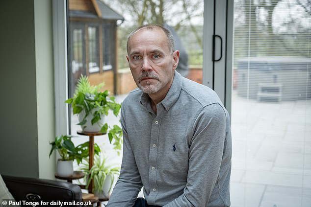 La policía arrestó a cinco sospechosos después de que una banda armada con un mazo irrumpiera en la casa de un hombre de negocios, lo atacara a él y a su esposa y se llevara su colección de relojes valorada en un millón de libras esterlinas.