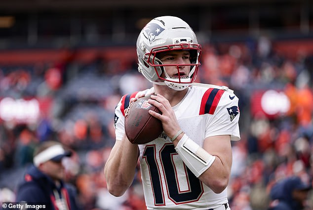 105860569-15514151-New_England_quarterback_Drake_Maye_landed_on_the_team_s_injury_r-a-1_1769801745665.jpg