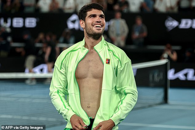 Los fanáticos especulan sobre el romance de Carlos Alcaraz luego de que la hermosa estrella de la música lo apoyara durante el Abierto de Australia