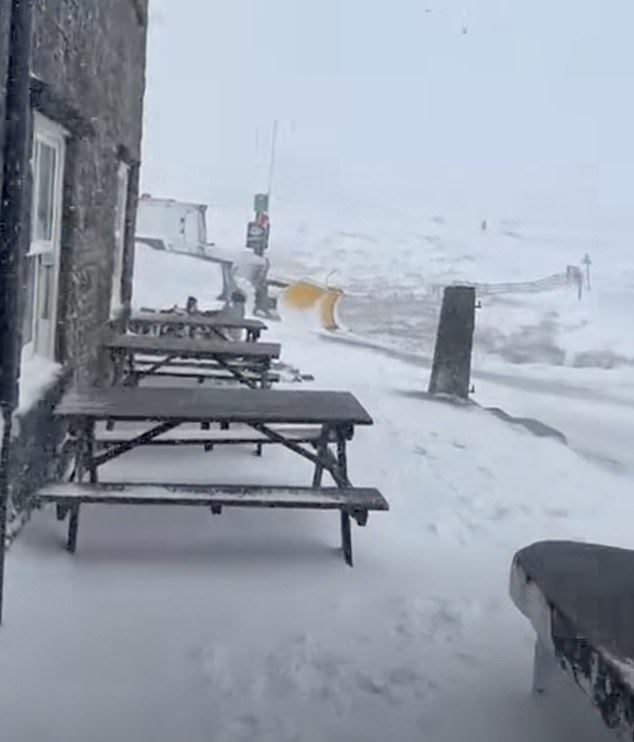Los clientes y el personal desafían la nieve en el pub más alto de Gran Bretaña mientras las condiciones de ventisca causan estragos durante una tormenta lunar