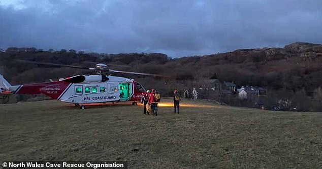 Un buscador de emociones trasladado en avión al hospital después de caer sobre rocas después de que se rompiera una tirolesa en una antigua mina de pizarra