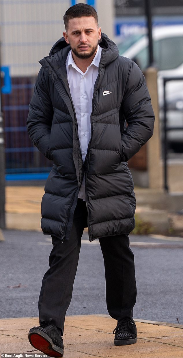 Un visitante de un pub dijo ante el tribunal que estaba “destrozado” y se negó a “ver” cuando “derramó combustible sobre el calentador de mesa del pub”, que explotó en una bola de fuego, dejando a sus primos con quemaduras graves.