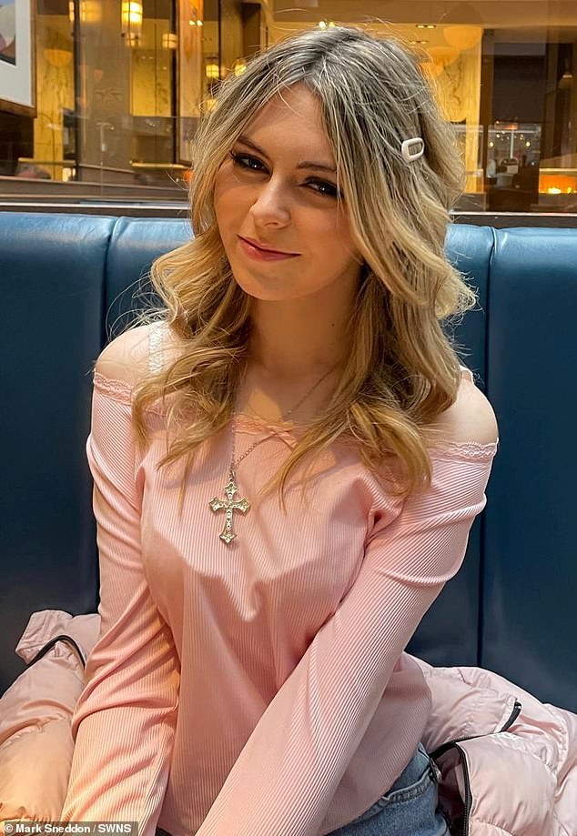 Una “hermosa” niña de 17 años muere después de que los médicos descartaran el cáncer de mama como “cambios hormonales”